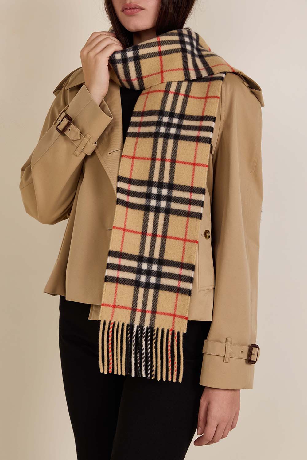 תמונת כל הלוק של צעיף קשמיר